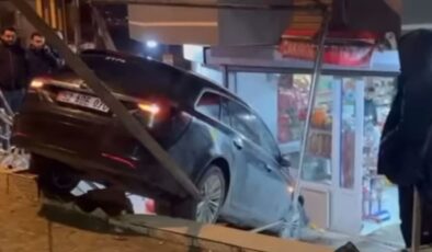 Ordu’da kaza yapan otomobil markete daldı