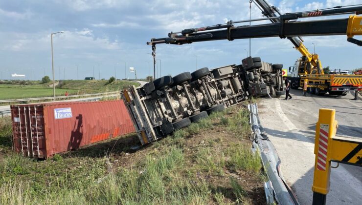 Osmaniye’de tır şarampole devrildi: 1 meyyit