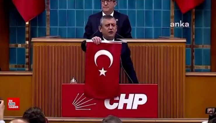 Özgür Özel, kürsüye Türk Bayrağı astı