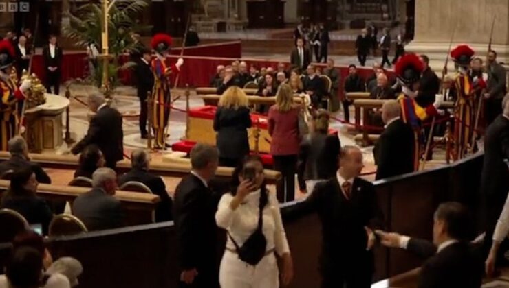 Papa Francis’in cansız bedeni başında fotoğraf çekme yarışı