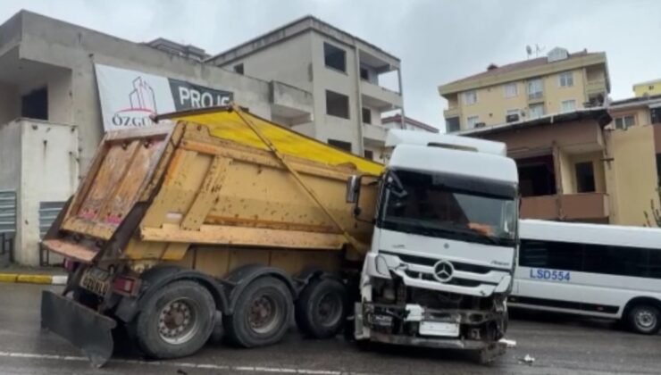 Pendik’te hafriyat kamyonu, park halindeki araçlara çarptı