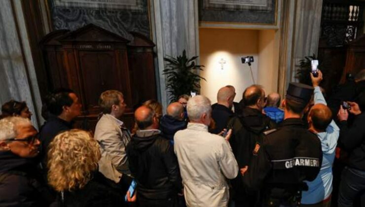 Roma’da Papa Francis’in kabri ziyaretçi akınına uğradı