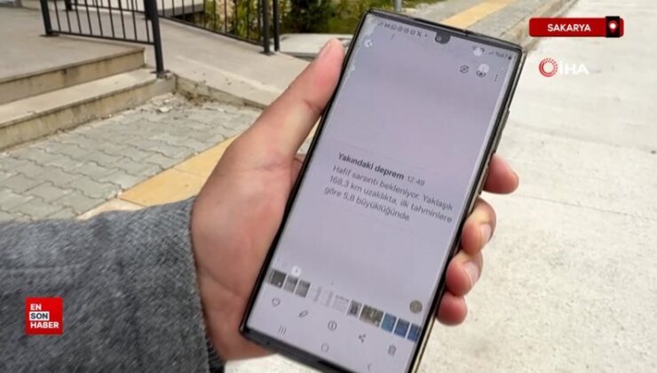 Sakarya’da deprem uyarısıyla dışarı çıkan kişi, o anları kayda aldı