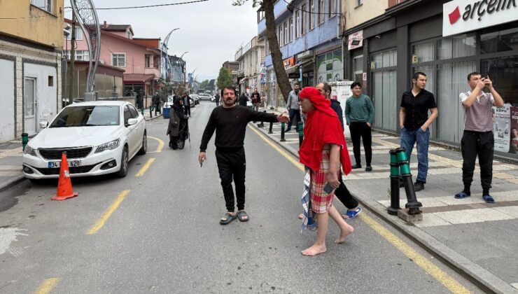 Sakarya’da depreme hamamda yakalandı: Peşatamelle sokağa kaçtı