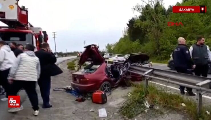 Sakarya’da otomobil bariyerlere saplandı