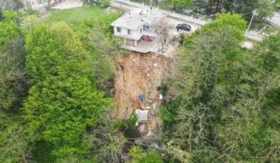 Sakarya’da sesi duyarak evinden dışarı çıktı! Toprak kayması bahçesini yuttu