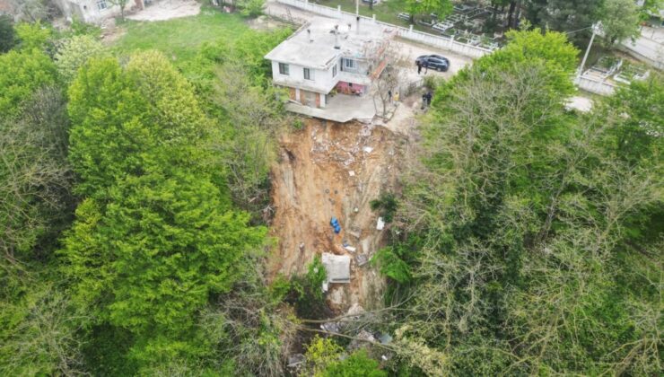 Sakarya’da sesi duyarak evinden dışarı çıktı! Toprak kayması bahçesini yuttu