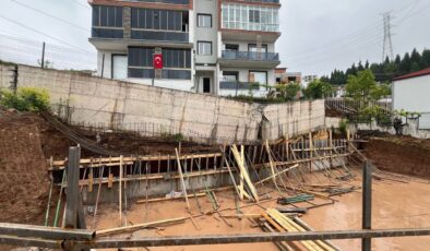 Sakarya’da tahliye edilen binadaki hasar gün ağarınca ortaya çıktı