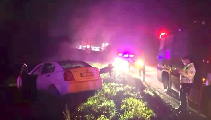 Samsun’da otomobil aydınlatma direğine çarptı