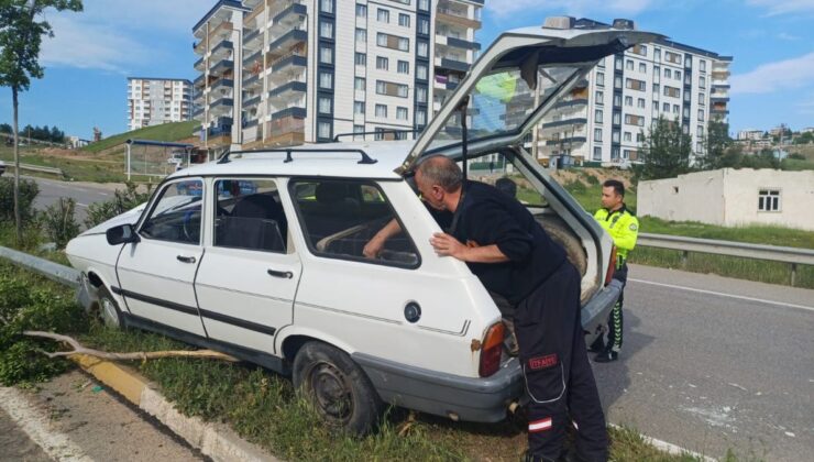 Siirt’teki kazada araba refüje çarptı