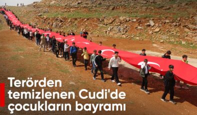 Şırnak’ta 105 çocuk, Cudi Dağı’nda 105 metrelik Türk bayrağıyla yürüdü