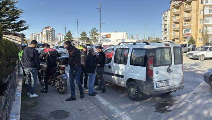 Sivas’ta kuşkulu aracı takip eden polis takımı kaza yaptı: 2 yaralı