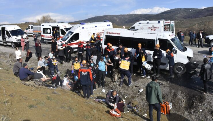 Sivas’ta minibüs ile otomobil çarpıştı: 1 ölü 17 yaralı