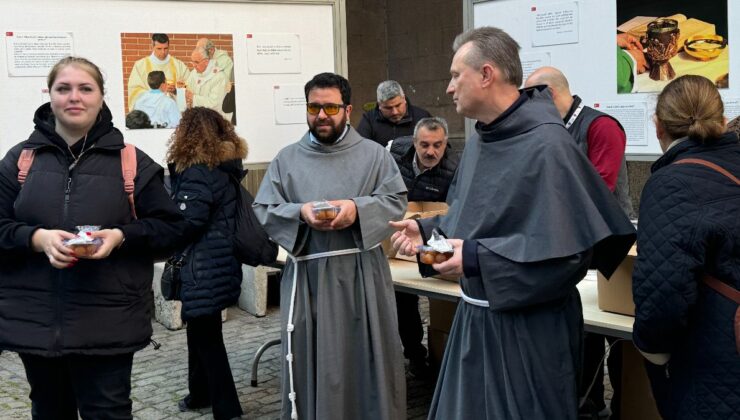St. Antuan Kilisesi’nde Papa Franciscus için lokma dağıtıldı