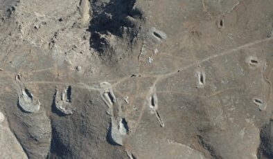 Suriye’de, Beşşar Esed rejiminin öldürdüğü binlerce kişinin gömüldüğü el-Tel alanı havadan görüntülendi