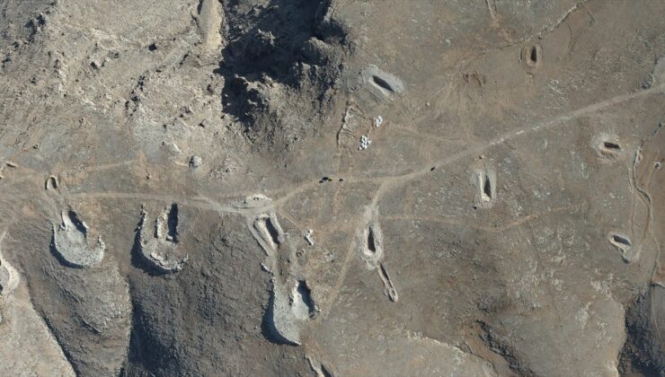 Suriye’de, Beşşar Esed rejiminin öldürdüğü binlerce kişinin gömüldüğü el-Tel alanı havadan görüntülendi