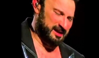 Tarkan konserinde annesini andı, gözyaşlarına boğuldu