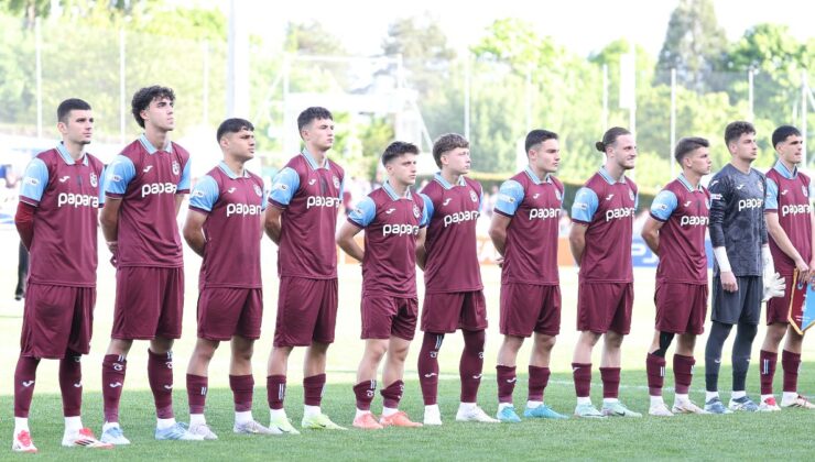 Trabzonspor tribünleri: Türkiye sizinle gurur duyuyor!