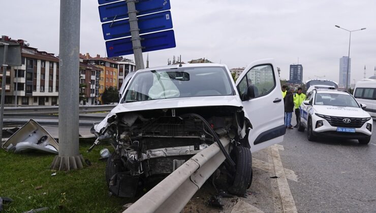 Ümraniye’de araç otoyolda bariyerlere saplandı: 2 yaralı