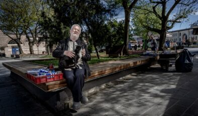 Üsküdar’da sokak kedisi, görme engelli seyyar satıcıya yoldaş oldu
