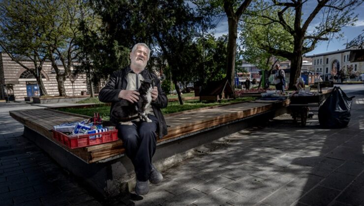 Üsküdar’da sokak kedisi, görme engelli seyyar satıcıya yoldaş oldu