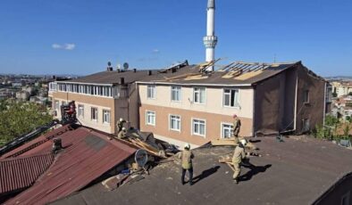Üsküdar’da uçan çatı, 2 binanın üzerine düştü