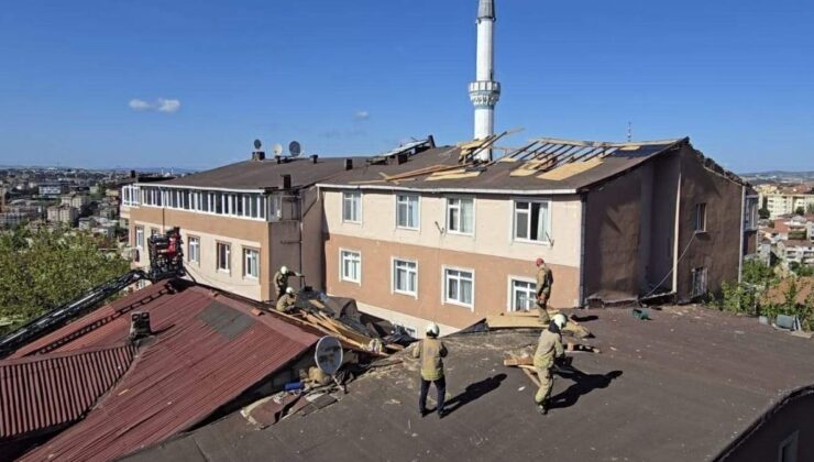 Üsküdar’da uçan çatı, 2 binanın üzerine düştü