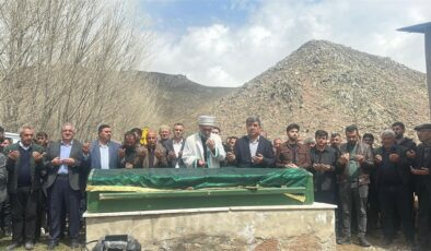 Van’daki trafik kazasında hayatını kaybeden baba ve iki kızı yan yana toprağa verildi