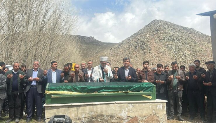 Van’daki trafik kazasında hayatını kaybeden baba ve iki kızı yan yana toprağa verildi