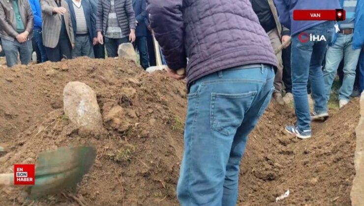 Van’daki trafik kazasında hayatını kaybeden baba ve kızları yan yana defnedildi