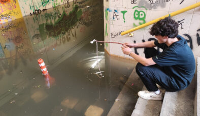 Adana’da alt geçit göle döndü: Vatandaş balık avladı