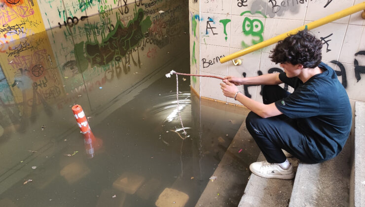 Adana’da alt geçit göle döndü: Vatandaş balık avladı