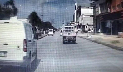 Adana’da hafif ticari araç yolun karşısına geçen bayana çarptı