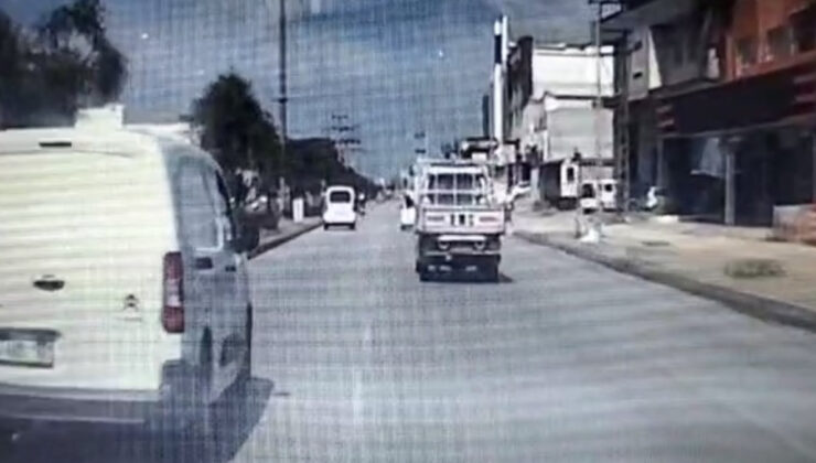 Adana’da hafif ticari araç yolun karşısına geçen bayana çarptı