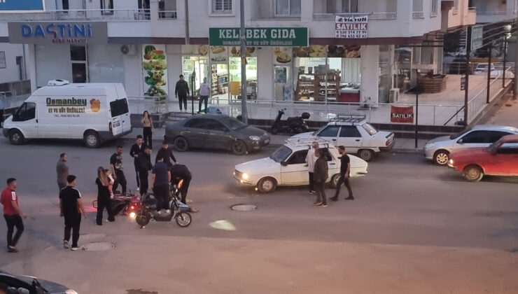 Adana’da kaza yapan sürücüyü zorla ayağa kaldırdılar