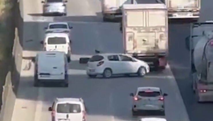 Adana’da tırın kopan lastik kaplaması zincirleme kazaya sebep oldu