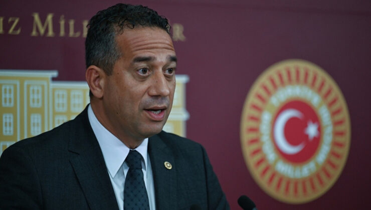 Ali Uzman Başarır paylaşımında, İstanbul Üniversitesi girişindeki Fetih Suresi’ni kaldırdı