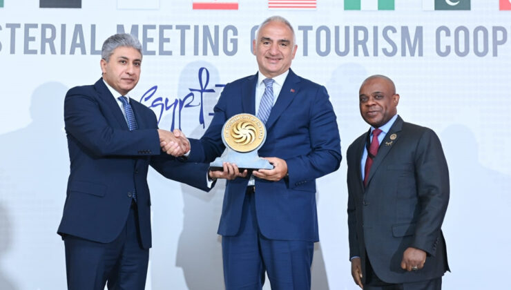 Antalya, D8 ‘Yılın Turizm Kenti Ödülü’nü aldı