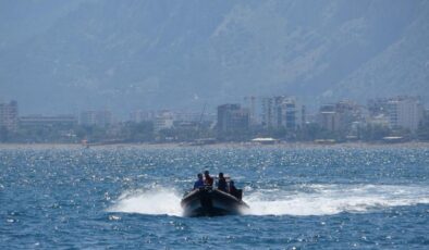 Antalya’da arızalanan botta mahsur kalan 3 kişi kurtarıldı