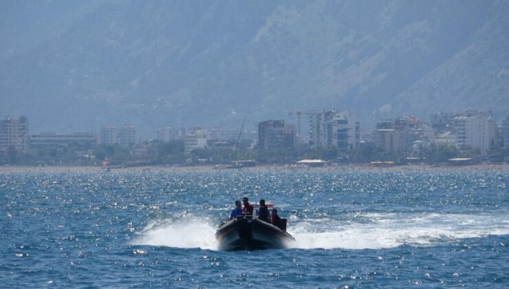 Antalya’da arızalanan botta mahsur kalan 3 kişi kurtarıldı