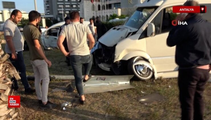 Antalya’da hafif ticari araç ile çeşit aracı çarpıştı