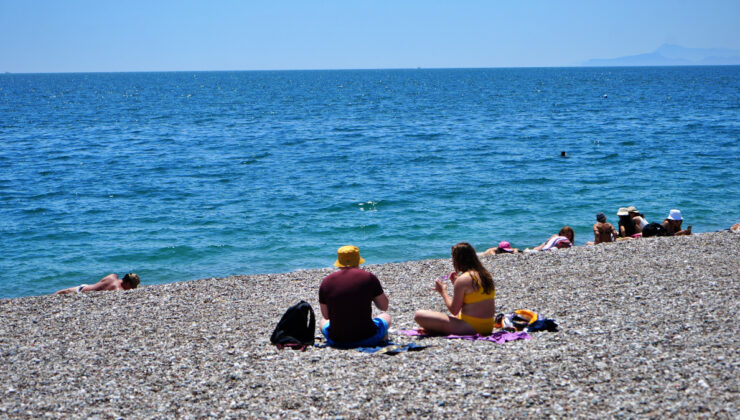 Antalya’da havalar ısınınca kıyılara akın ettiler