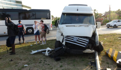 Antalya’da tıp minibüsü kaza yaptı: 3’ü turist 4 yaralı