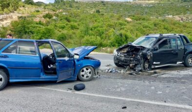 Antalya’daki kazada iki araç çarpıştı