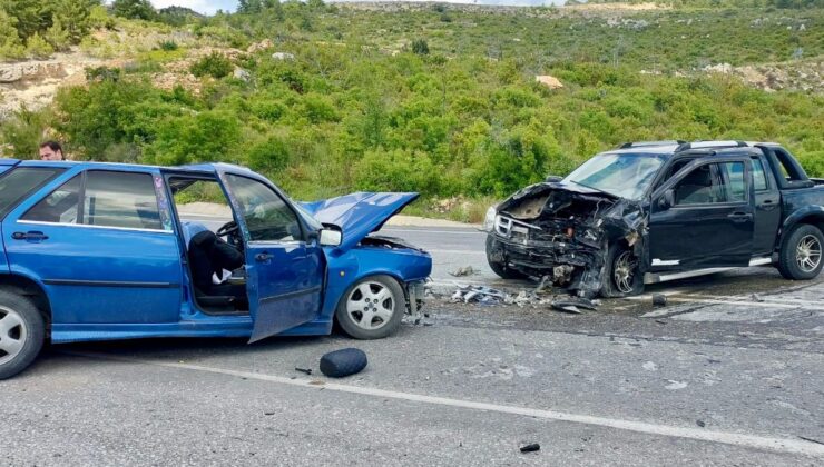 Antalya’daki kazada iki araç çarpıştı