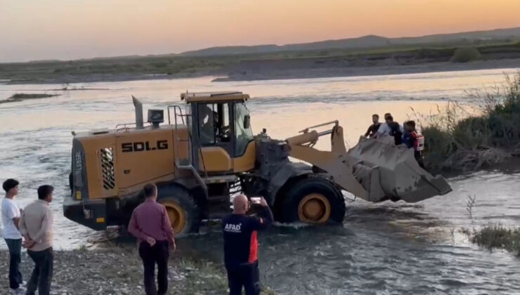 Batman’da çayda mahsur kalan 25 kişi kepçeyle kurtarıldı