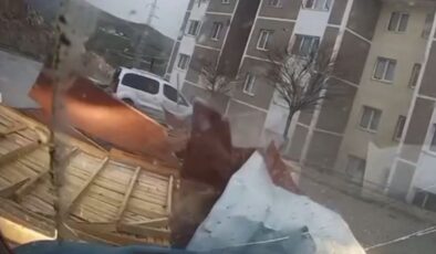 Bayburt’ta fırtınanın uçurduğu çatı, minibüse çarptı