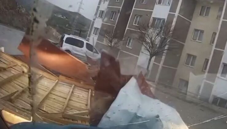 Bayburt’ta fırtınanın uçurduğu çatı, minibüse çarptı