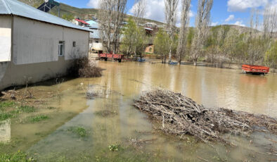 Bayburt’ta sağanak dereyi taşırdı: Köy su altında kaldı