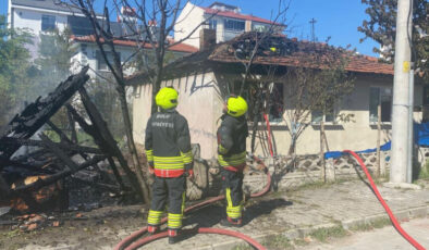 Bolu’da odunlukta çıkan yangın meskene sıçradı